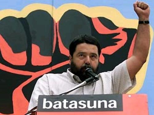 Joseba Alvarez, con un apellido tan vasco puño en alto democrático