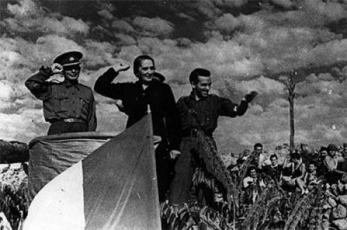 La Pasionaria, la muy democrática dirigente que alababa las acciones de otro gran democrata de la historia. Stalin