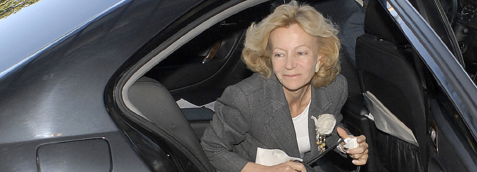Elena Salgado saliendo del Audi A8 que todos los españoles le pagamos por no hacer nada