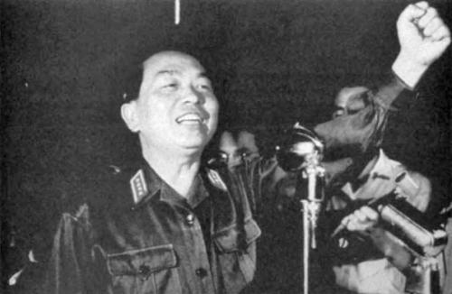 Vo-Nguyen-Giap general de la muy democrática viertnan del norte