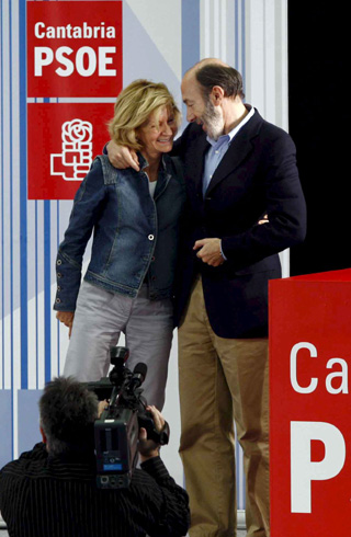La política económica de Elena Salgado se resume en una frase: "Lo que diga ZP"