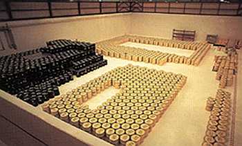 Esto es lo que le espera a quien alvergue el cementerio. Miles y miles de bidones de basura radiactiva por los siglos de los siglos ¿por que los cementerios han de estar cerca de poblaciones habitadas?