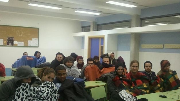 Alumnos-IES-Castellon-acuden-mantas_TINIMA20120113_0151_5