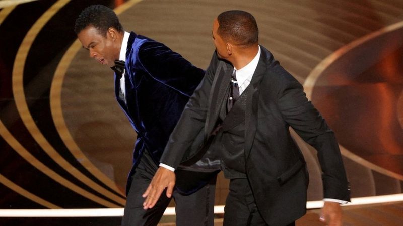 Momento donde Will Smith sube al escenario y abofetea en la cara al actor Chris Rock.